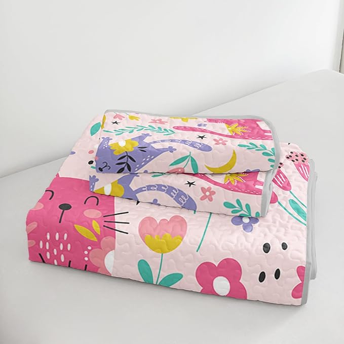 QOOMO Floral Cat Quilt Set Twin Size,Kawaii Cat Bedspread Coverlet Set，Pink Floral 3Pcs Bedding Set Printed Quilt with 2 Pillowcases,Soft and Lightweight,for All Seasons