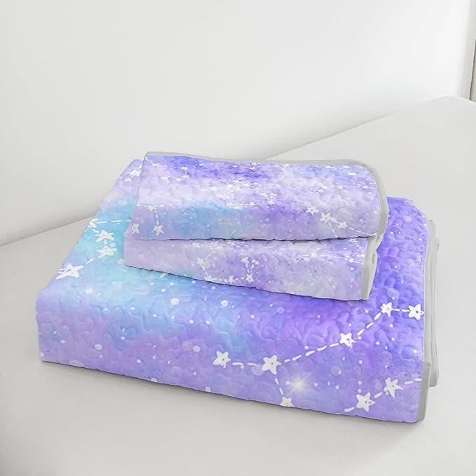 QOOMO Purple Galaxy Quilt Set Twin Size,Starry Sky Bedspread Coverlet Set,Constellation 3Pcs Bedding Set Printed Quilt with 2 Pillowcases,Soft and Lightweight,for All Seasons