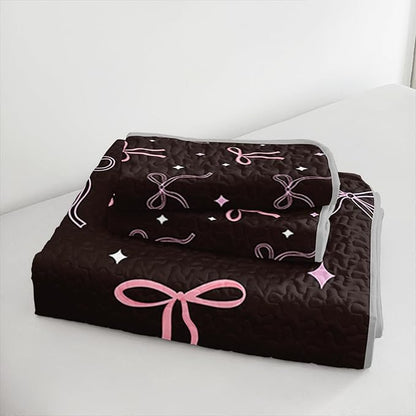 QOOMO Bow Quilt Set Twin Size,Bowknot Bedspread Coverlet Set,Kawaii Bow 3Pcs Bedding Set Printed Quilt with 2 Pillowcases,Soft and Lightweight,for All Seasons