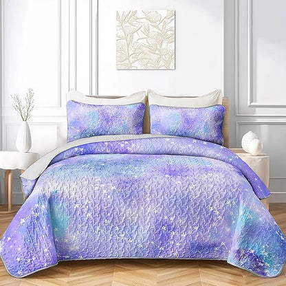 QOOMO Purple Galaxy Quilt Set King Size,Starry Sky Bedspread Coverlet Set,Constellation 3Pcs Bedding Set Printed Quilt with 2 Pillowcases,Soft and Lightweight,for All Seasons