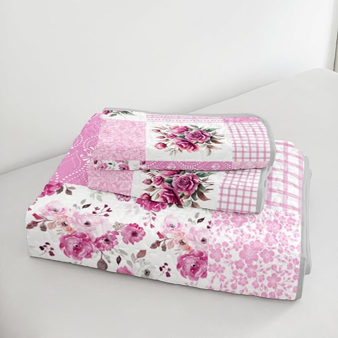 QOOMO Patchwork Quilt Set Full/Queen Size,Pink Floral Bedspread Coverlet Set,Boho 3Pcs Bedding Set Printed Quilt with 2 Pillowcases,Soft and Lightweight,for All Seasons