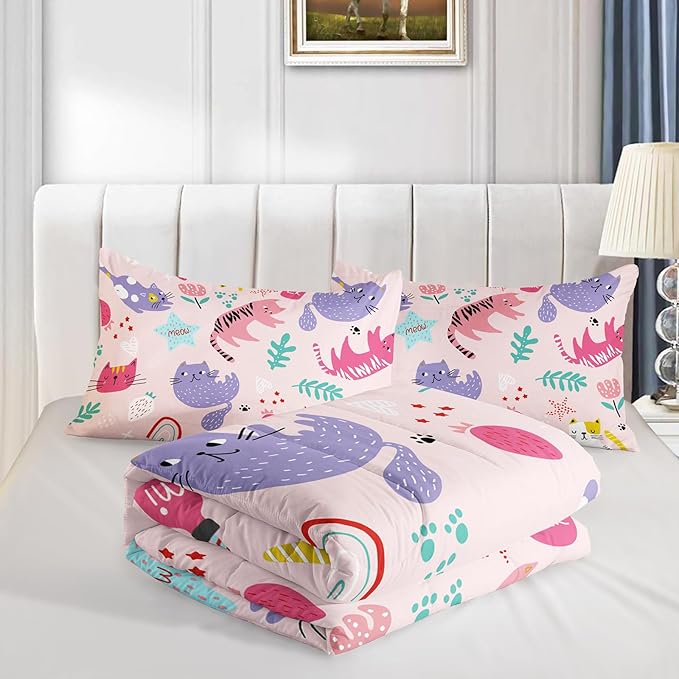 QOOMO Kawaii Cats Comforter King Size,Pink Cats Kids Comforter Set,3Pcs Bedding Set Printed Comforter with 2 Pillowcases,Down Alternative,Soft and Lightweight,for All Seasons