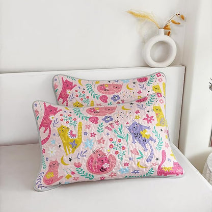 QOOMO Floral Cat Quilt Set Full/Queen Size,Kawaii Cat Bedspread Coverlet Set,Pink Floral 3Pcs Bedding Set Printed Quilt with 2 Pillowcases,Soft and Lightweight,for All Seasons