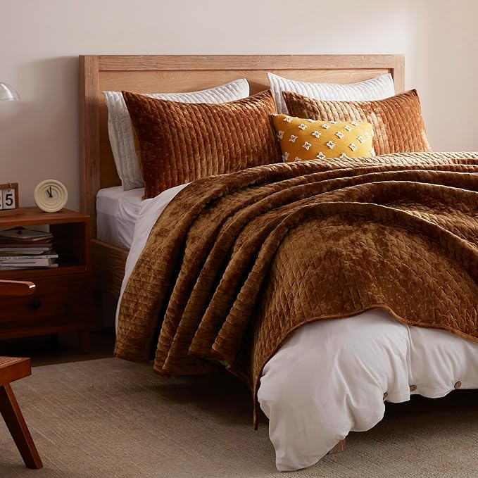 LEAONME Velvet Quilt King Size 98''x106'', Lightweight Caramel Velvet Comforter Set with 2 Matching Shams, Soft Cross Stitch Bedspread Coverlet Bedding Set for All Season