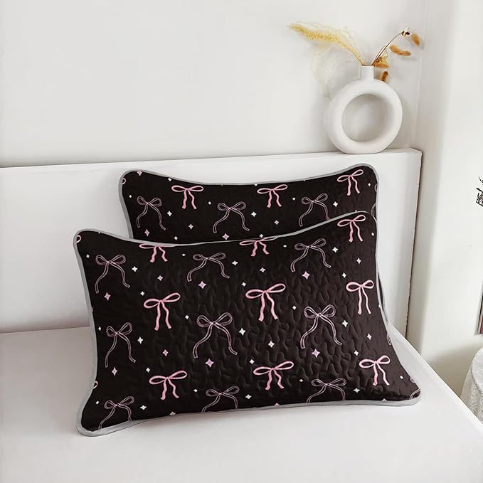QOOMO Bow Quilt Set Twin Size,Bowknot Bedspread Coverlet Set,Kawaii Bow 3Pcs Bedding Set Printed Quilt with 2 Pillowcases,Soft and Lightweight,for All Seasons