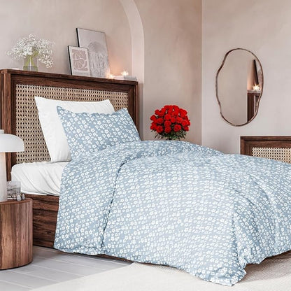 Duvet Cover Twin/Twin XL Size Set - Extra Soft Floral Duvet Cover 68 x 90 with 1 Pillow Sham - Comfy, Breathable Floral Bedding Set - Hotel Luxury & Fade Free with Zipper Closures & Ties - Blue Meadow