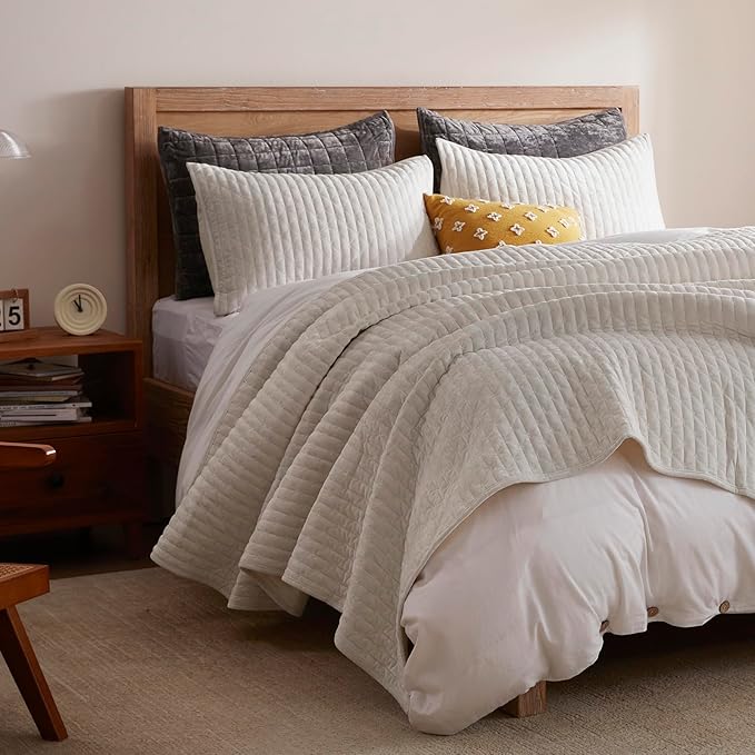 LEAONME Velvet Quilt Set Full/Queen Size 90''x98'', Lightweight White Velvet Comforter Set with 2 Matching Shams, Soft Cross Stitch Bedspread Coverlet Bedding Set for All Season