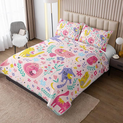 QOOMO Floral Cat Quilt Set Full/Queen Size,Kawaii Cat Bedspread Coverlet Set,Pink Floral 3Pcs Bedding Set Printed Quilt with 2 Pillowcases,Soft and Lightweight,for All Seasons
