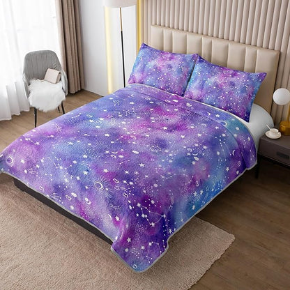 QOOMO Purple Galaxy Quilt Set Full/Queen Size,Starry Sky Bedspread Coverlet Set,Starry Sky 3Pcs Bedding Set Printed Quilt with 2 Pillowcases,Soft and Lightweight,for All Seasons