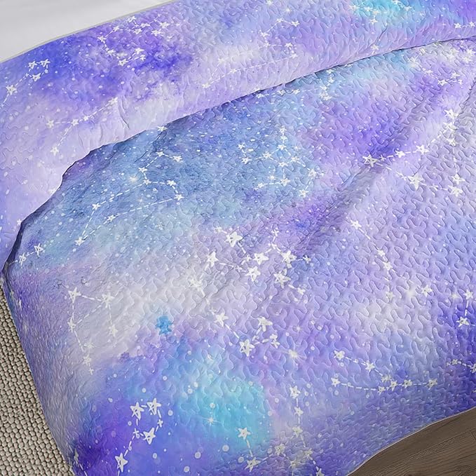 QOOMO Purple Galaxy Quilt Set King Size,Starry Sky Bedspread Coverlet Set,Constellation 3Pcs Bedding Set Printed Quilt with 2 Pillowcases,Soft and Lightweight,for All Seasons