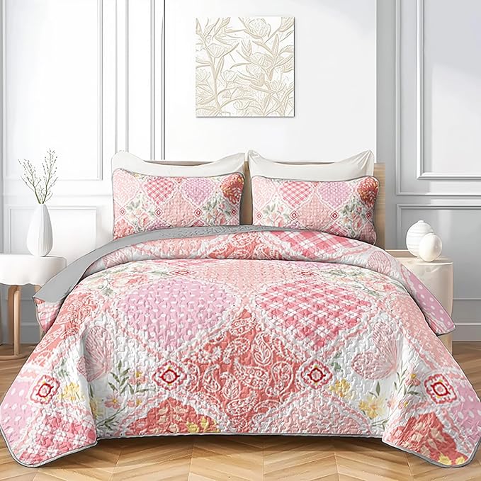 QOOMO Patchwork Quilt Set King Size,Pink Floral Bedspread Coverlet Set,Flower 3Pcs Bedding Set Printed Quilt with 2 Pillowcases,Soft and Lightweight,for All Seasons