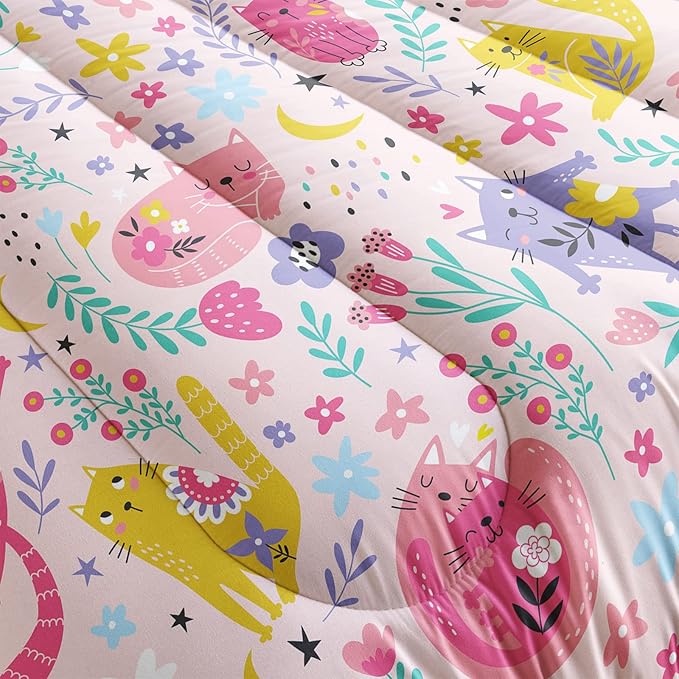 QOOMO Floral Cat Comforter Queen Size,Pink Cat Bedding Set for Kids Teens Girls,3Pcs Bedding Set Printed Comforter with 2 Pillowcases,Down Alternative,Soft and Lightweight(Pink，Queen Size)