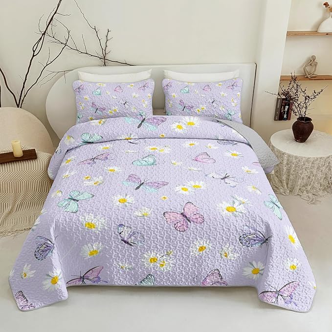 QOOMO Daisy Butterfly Quilt Set Full/Queen Size,Purple Butterfly Bedspread Coverlet Set,Butterflies 3Pcs Bedding Set Printed Quilt with 2 Pillowcases,Soft and Lightweight,for All Seasons