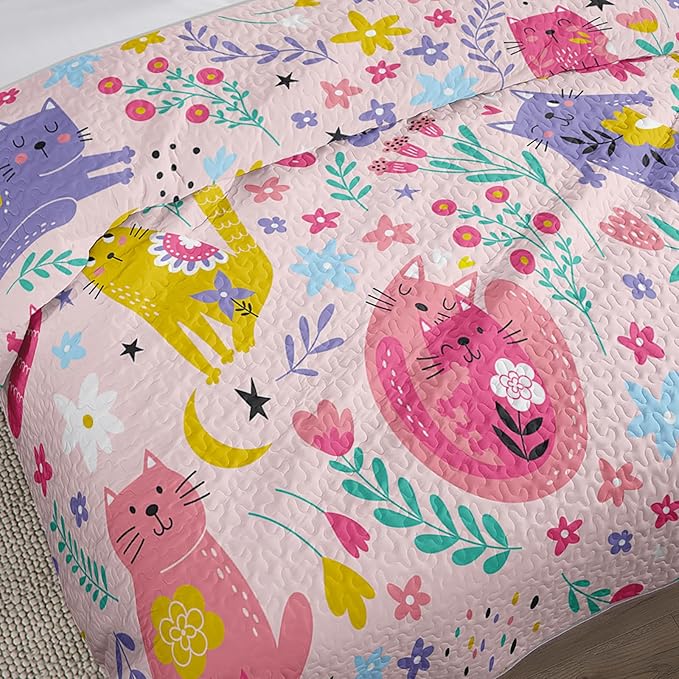 QOOMO Floral Cat Quilt Set Twin Size,Kawaii Cat Bedspread Coverlet Set，Pink Floral 3Pcs Bedding Set Printed Quilt with 2 Pillowcases,Soft and Lightweight,for All Seasons