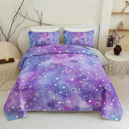 QOOMO Purple Galaxy Quilt Set King Size,Starry Sky Bedspread Coverlet Set,Starry Sky 3Pcs Bedding Set Printed Quilt with 2 Pillowcases,Soft and Lightweight,for All Seasons