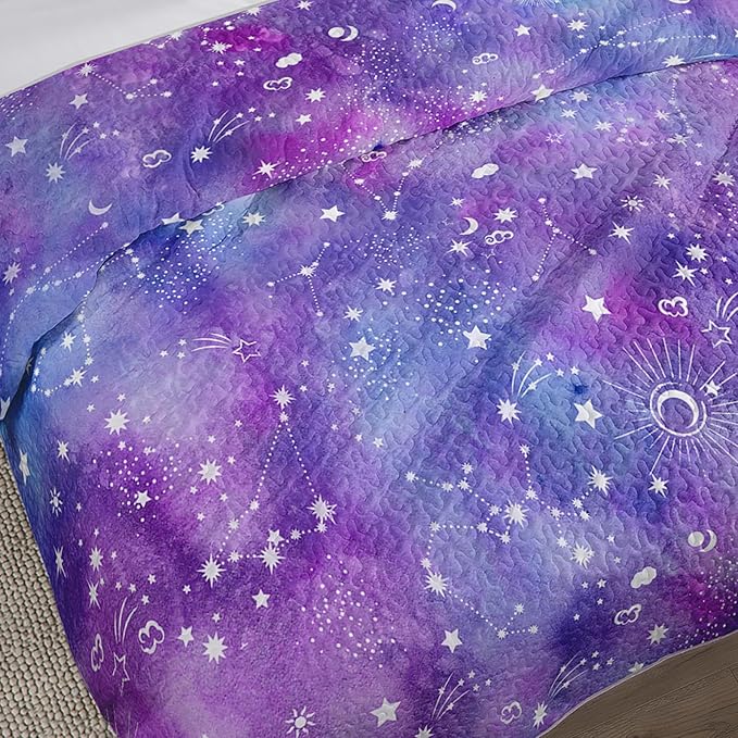 QOOMO Purple Galaxy Quilt Set Full/Queen Size,Starry Sky Bedspread Coverlet Set,Starry Sky 3Pcs Bedding Set Printed Quilt with 2 Pillowcases,Soft and Lightweight,for All Seasons