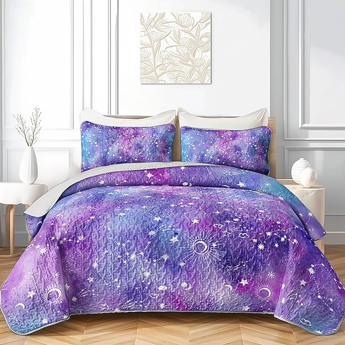 QOOMO Purple Galaxy Quilt Set Full/Queen Size,Starry Sky Bedspread Coverlet Set,Starry Sky 3Pcs Bedding Set Printed Quilt with 2 Pillowcases,Soft and Lightweight,for All Seasons