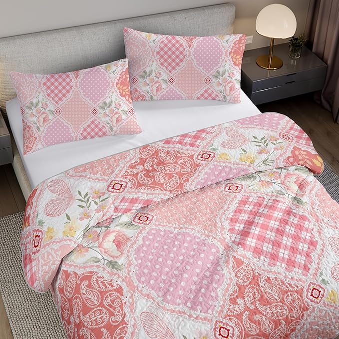 QOOMO Patchwork Quilt Set Full/Queen Size,Pink Floral Bedspread Coverlet Set,Flower 3Pcs Bedding Set Printed Quilt with 2 Pillowcases,Soft and Lightweight,for All Seasons