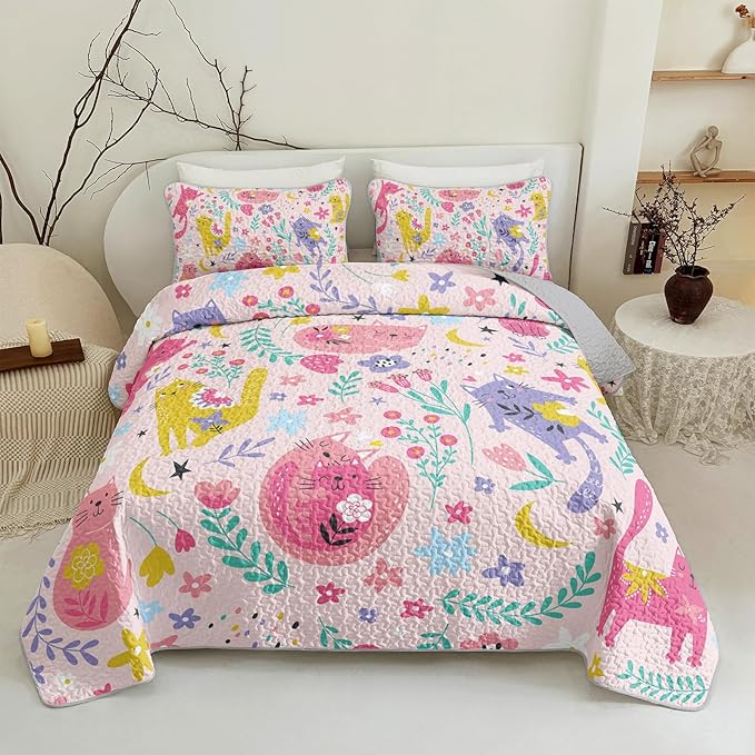 QOOMO Floral Cat Quilt Set King Size,Kawaii Cat Bedspread Coverlet Set,Pink Floral 3Pcs Bedding Set Printed Quilt with 2 Pillowcases,Soft and Lightweight,for All Seasons
