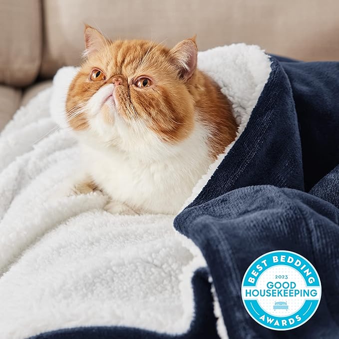Bedsure GentleSoft Sherpa Fleece Blankets King Size for Bed - Thick and Warm Throw for Women and Men, Soft Fuzzy Plush King Blanket for Winter, Navy, 108x90 Inches